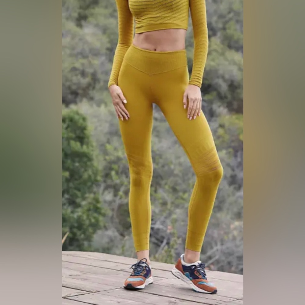 ISO Free People NWT/NWOT Gone Adrift Leggings in PALO SANTO Size Small/S